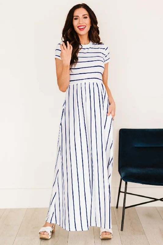 Striped Short Sleeve Crewneck Maxi Dress Fashionable Open-Back Maxi Dress